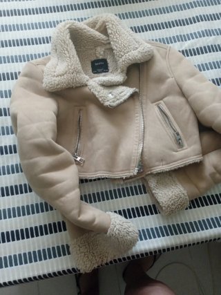 Chaqueta Bershka corta camel talla S
