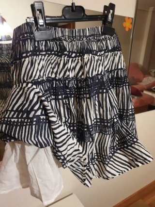 Falda estampada azul y blanca
