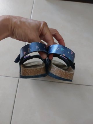 Sandalias azules con corazones, talla 28