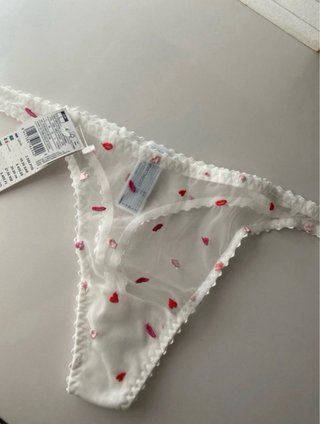 Conjunto romántico de encaje con corazones