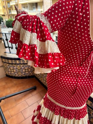Traje de flamenca rojo con lunares blancos