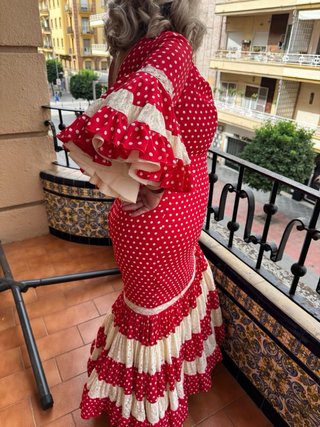 Traje de flamenca rojo con lunares blancos