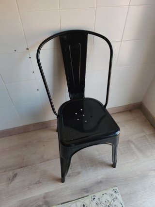Silla de metal negra estilo industrial