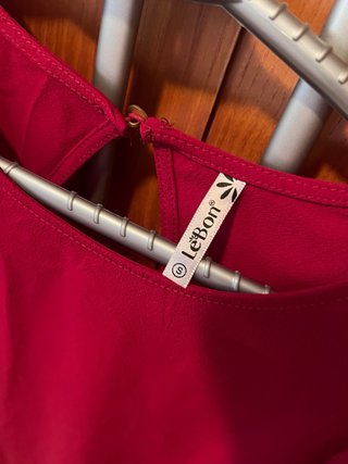 Blusa roja con espalda abierta y detalle