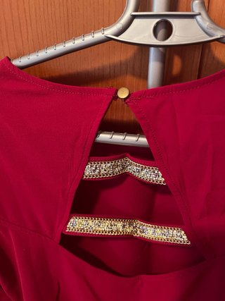 Blusa roja con espalda abierta y detalle