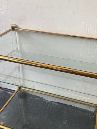 Mesa auxiliar retro dorada y cristal
