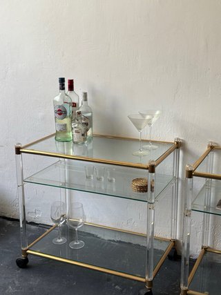Mesa auxiliar retro dorada y cristal