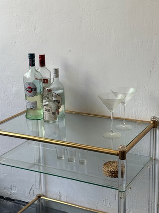 Mesa auxiliar retro dorada y cristal