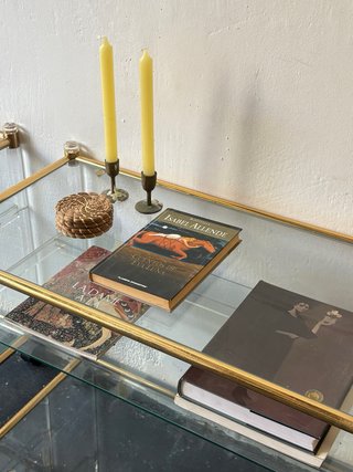 Mesa auxiliar retro dorada y cristal