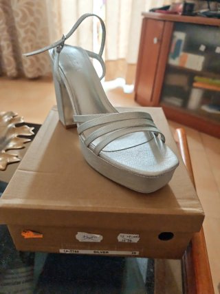 Sandalias de tacón plateadas talla 39