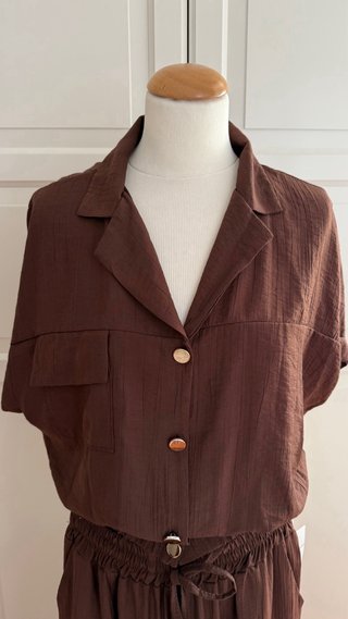 Conjunto marrón pantalón y cazadora