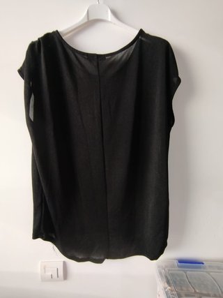 Camiseta negra con estampado dorado
