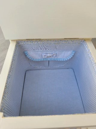 Silla infantil con baúl y osito