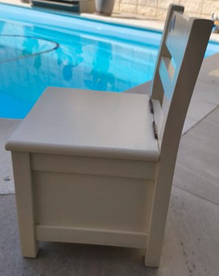 Silla infantil con baúl y osito