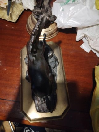 Escultura de caballo en bronce