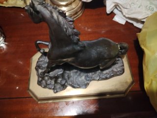 Escultura de caballo en bronce