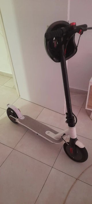 Patinete Eléctrico Blanco y Negro
