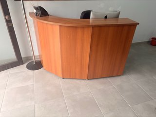 Mesa recepción oficina madera y metal