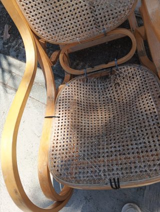 Mecedora de madera y mimbre