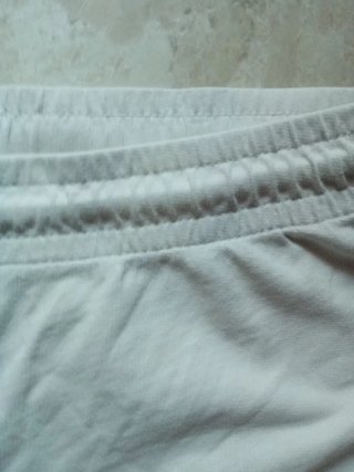 Pantaloncini bianchi con bordo nero