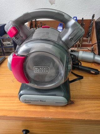 Aspirador para coche Black & Decker.