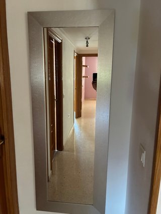 Espejo de pared con marco plateado