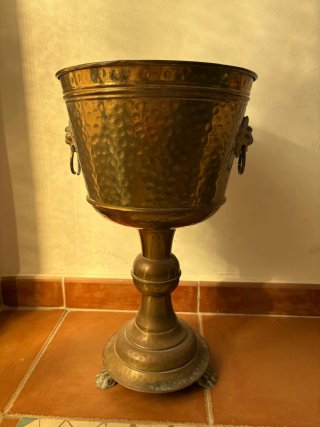 Macetero de metal con asas y base