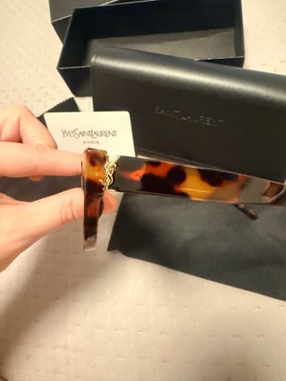 Occhiali da sole con placca logo tartarugati
