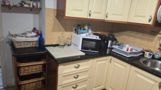 Cocina completa beige y marrón