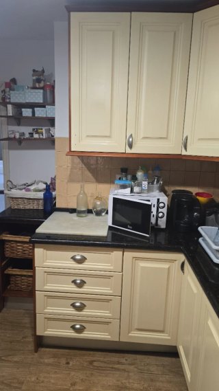 Cocina completa beige y marrón