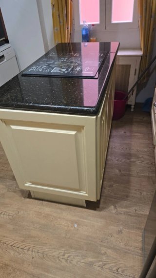 Cocina completa beige y marrón
