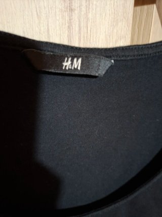 Camiseta H&M mujer negra volantes