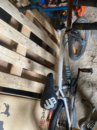 Bicicleta BMX blanca y azul