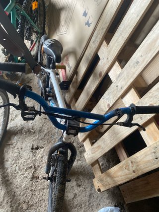 Bicicleta BMX blanca y azul