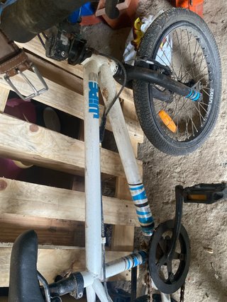Bicicleta BMX blanca y azul