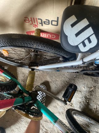 Bicicleta BMX blanca y azul
