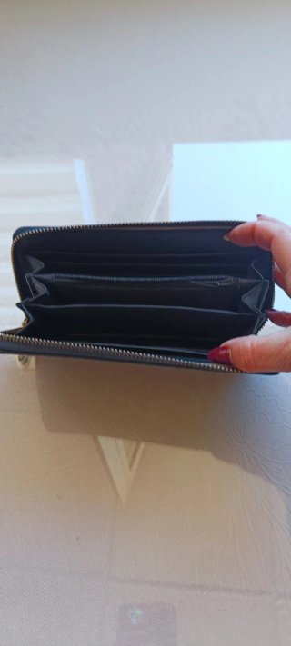 Cartera de mujer azul marino con diseño