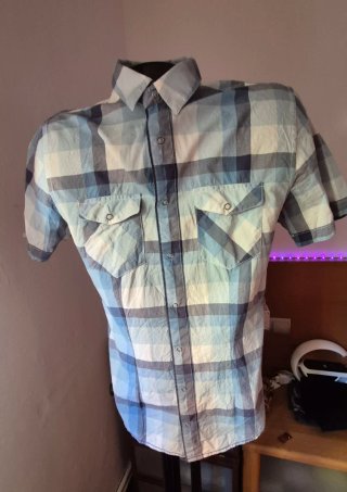 Camisa cuadros Pull and Bear manga corta.
