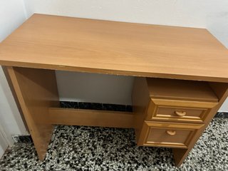 Escritorio de madera con cajones
