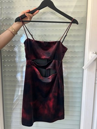Vestido mini satinado burdeos y negro con abertura