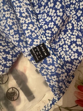 Vestido de verano floral azul y blanco