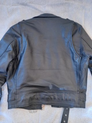 Chamarra de cuero genuino marca Bleu