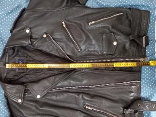 Chamarra de cuero genuino marca Bleu