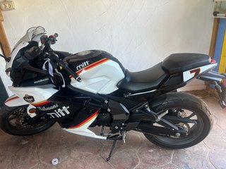 Moto deportiva MITT blanca negra