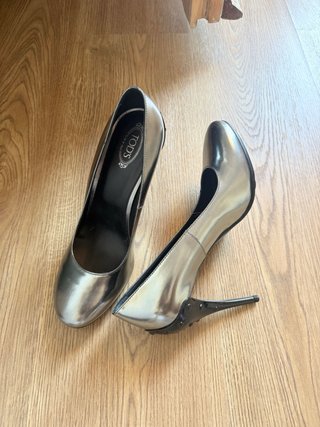 Zapatos de tacón plateados y negros Tods