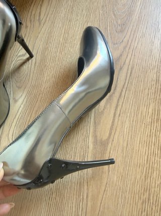 Zapatos de tacón plateados y negros Tods