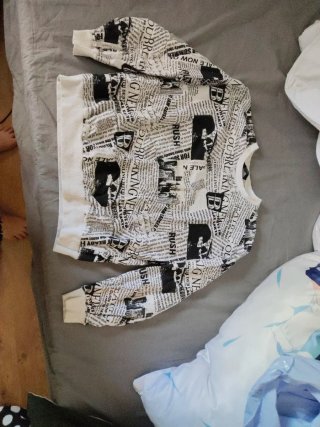 Sudadera blanca con estampado de periódico