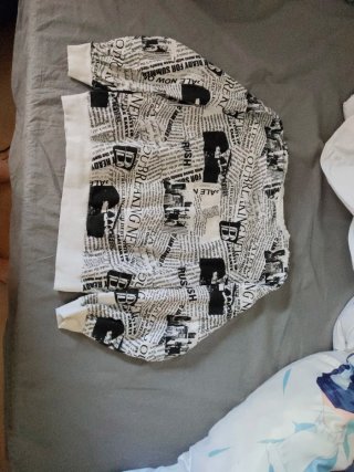 Sudadera blanca con estampado de periódico