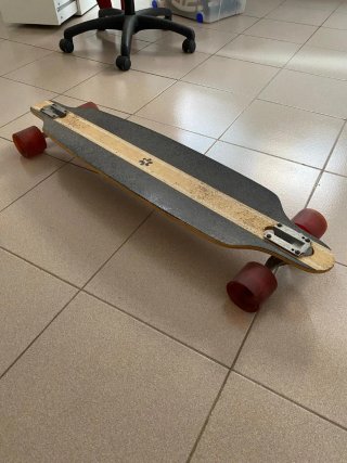 Longboard con ruedas rojas