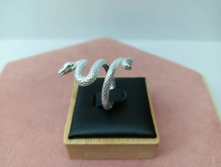 Anillo Serpiente Plata con Ojos Verdes